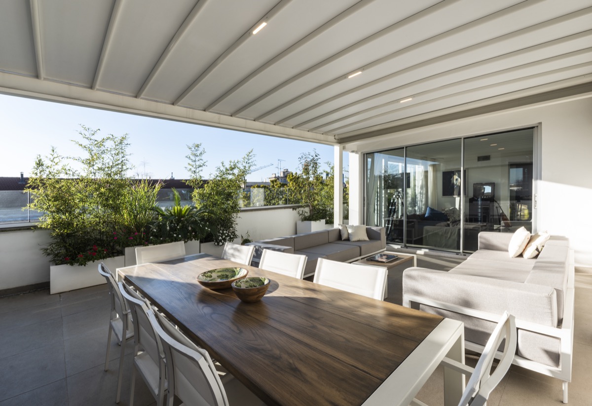 Parasol ou pavillon : le choix de l’été