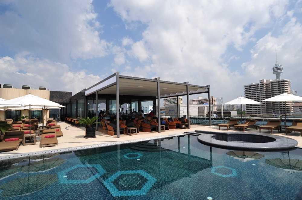 Hotel by the pool: how to furnish the pool area