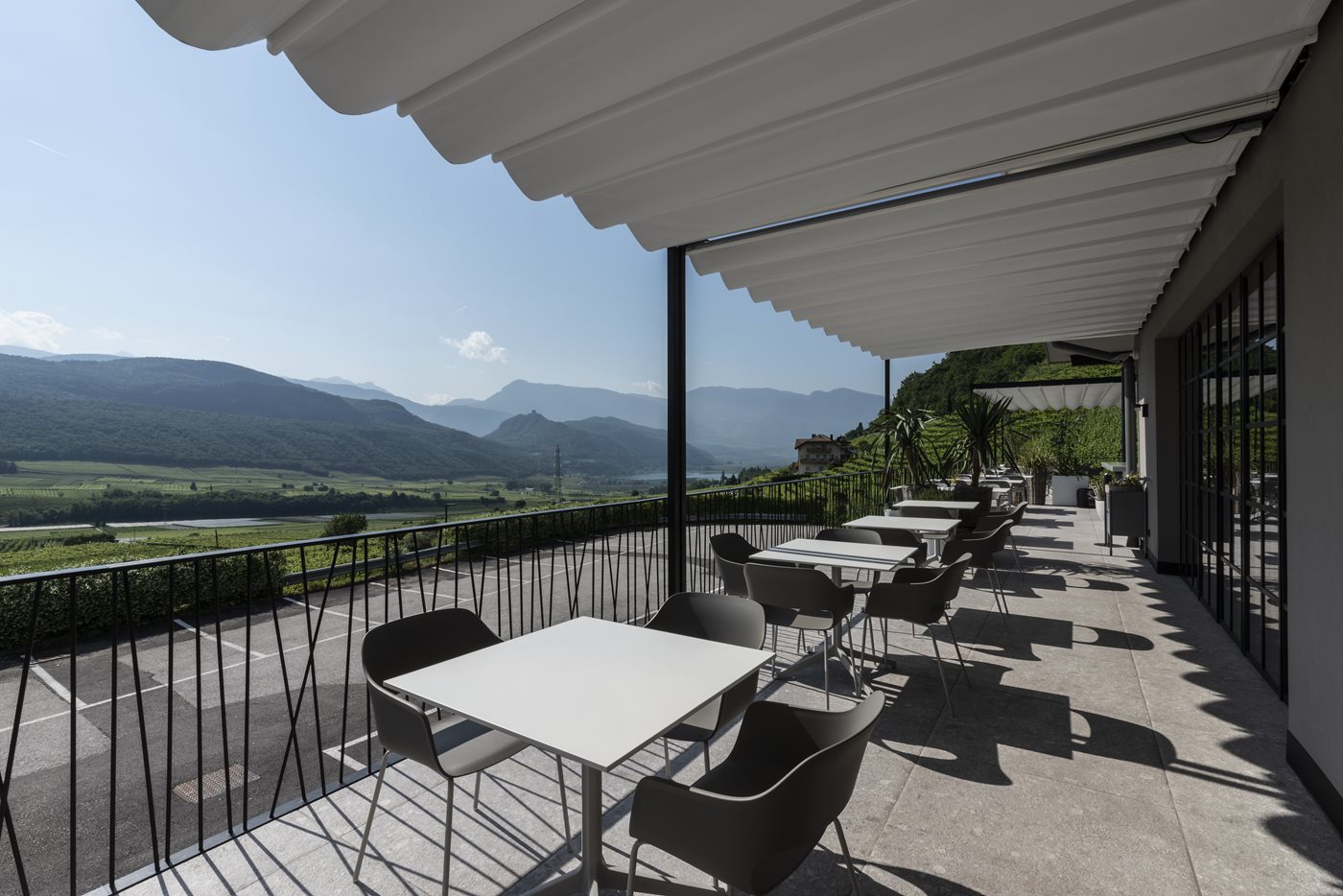 Explorations culinaires et confort panoramique avec la Pergotenda® Exyl