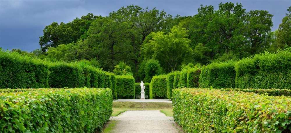 Pergolen und geometrische Formen im italienischen Garten