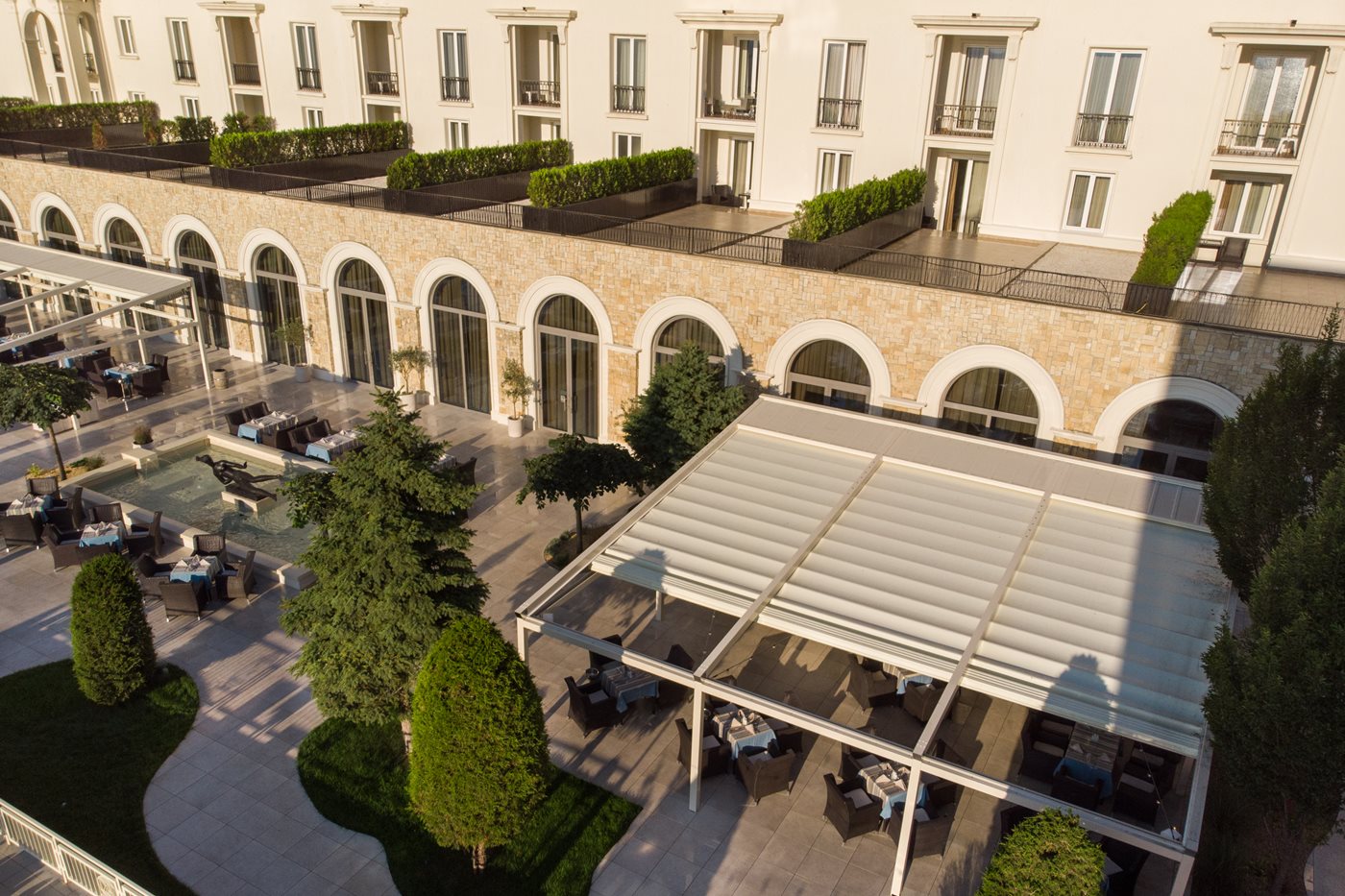 Pergotenda® B-Space: die Gastfreundschaft des Hotels IAKI im Freien