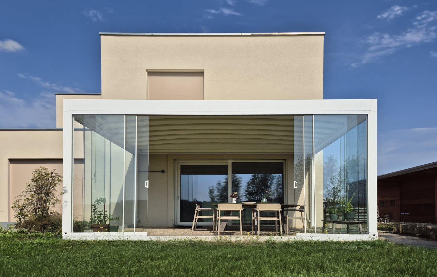 Umfangsverschlüsse für Pergolen: mit vertikalen Screens, Glasschiebetüren und Sonnenschutz das ganze Jahr Outdoor-Living