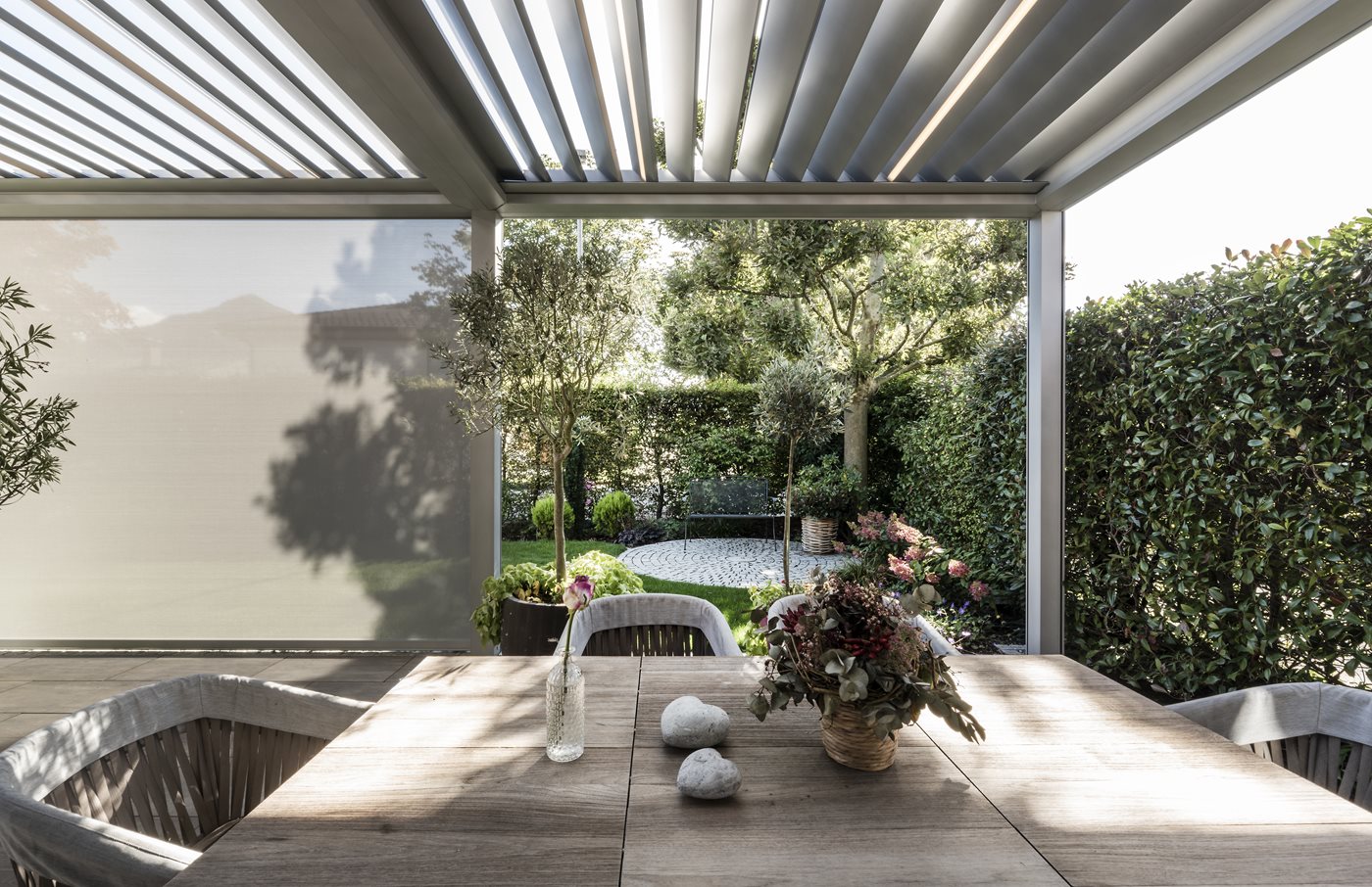 The sky as a ceiling and greenery all around: live the Nature Experience with Pergotenda®, Bioclimatic pergolas and Sun Sails.