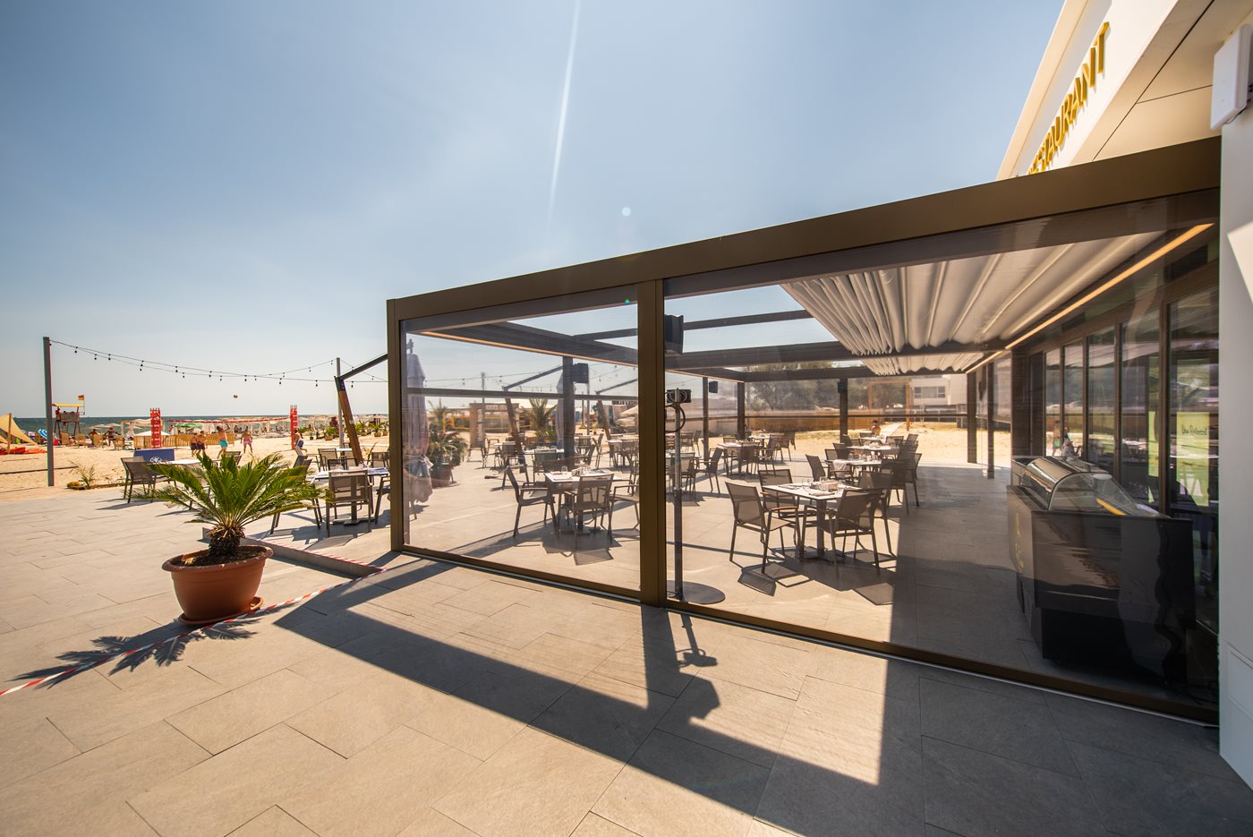 Ein exklusiver Loungebereich mit der Pergotenda® Maestro in Mamaia Mare (Rumänien)