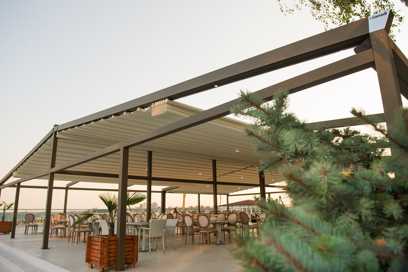 El espacio exterior de clase del Hotel Turquoise Venus Resort con Pergotenda® B-Space