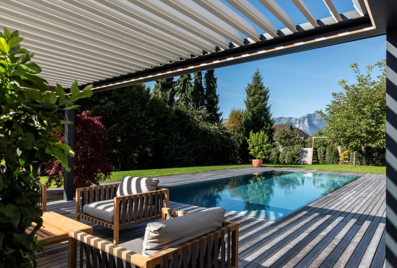 Cómo cubrir una pérgola y transformar el jardín de casa en un oasis de verano