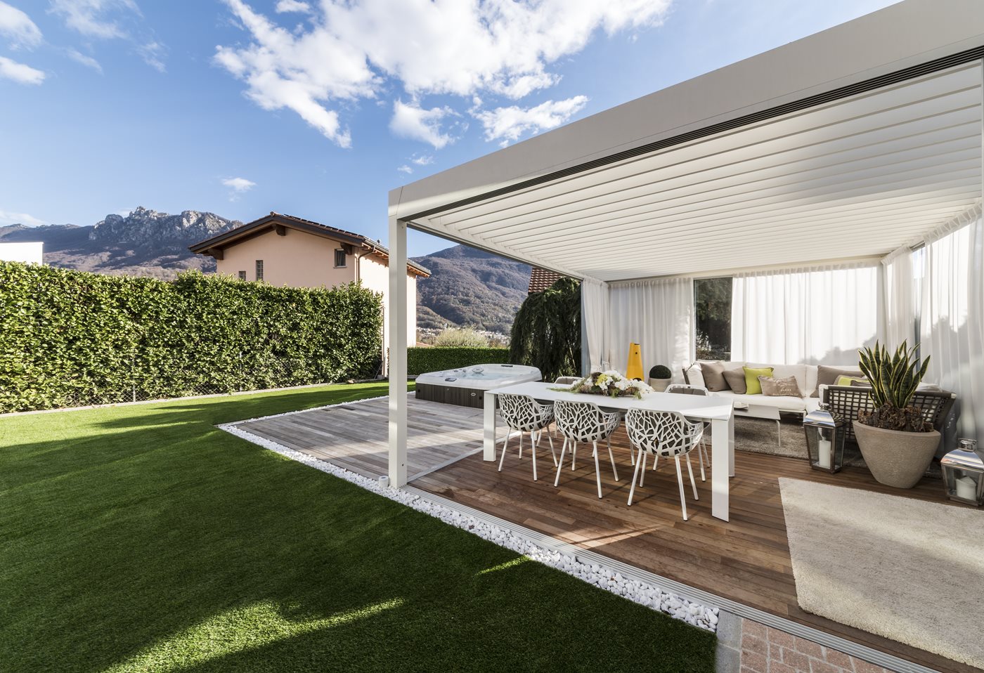 Pergolas bioclimatiques Corradi : la solution outdoor pour votre espace extérieur confortable et fonctionnel. 