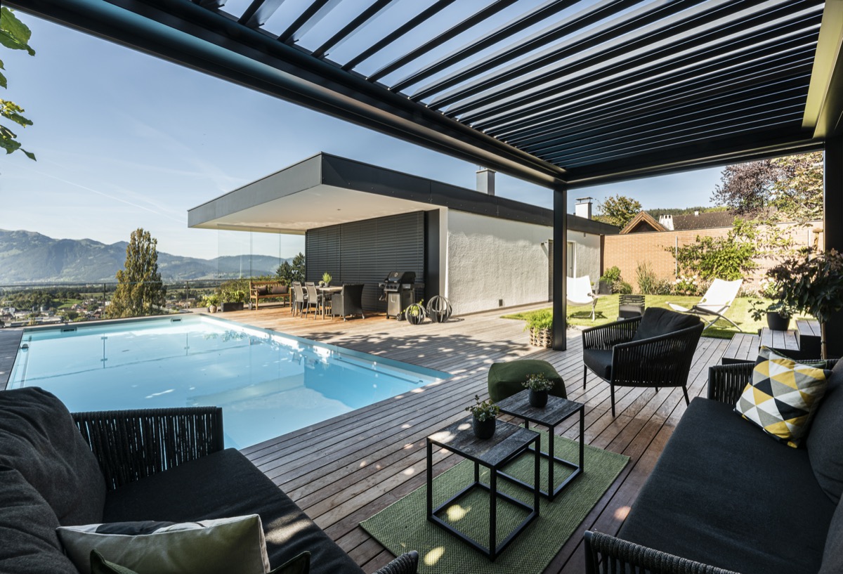 Casas con pérgolas de madera en Perú: la sombra entre espacios interiores y  paisaje