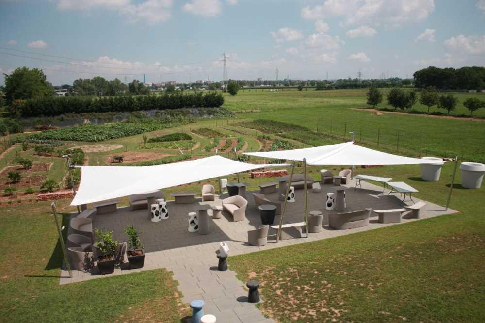 Bescherming in de tuin: het schaduwdoek vervangt de parasol, de buitenruimte krijgt een nieuw jasje